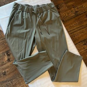 Like New Lululemon Stretch Mid Rise 7/8 Length Pant, size 6 in Sage Green